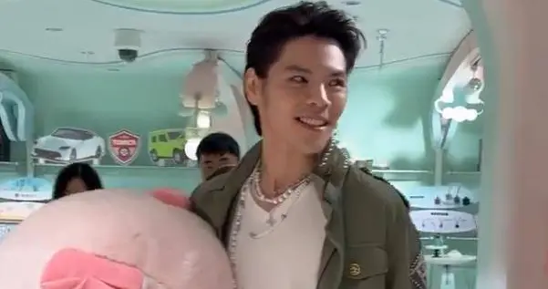 向佐憨夫形象意外出圈：巨型猪公仔成甜蜜暴击，老婆属猪的真相