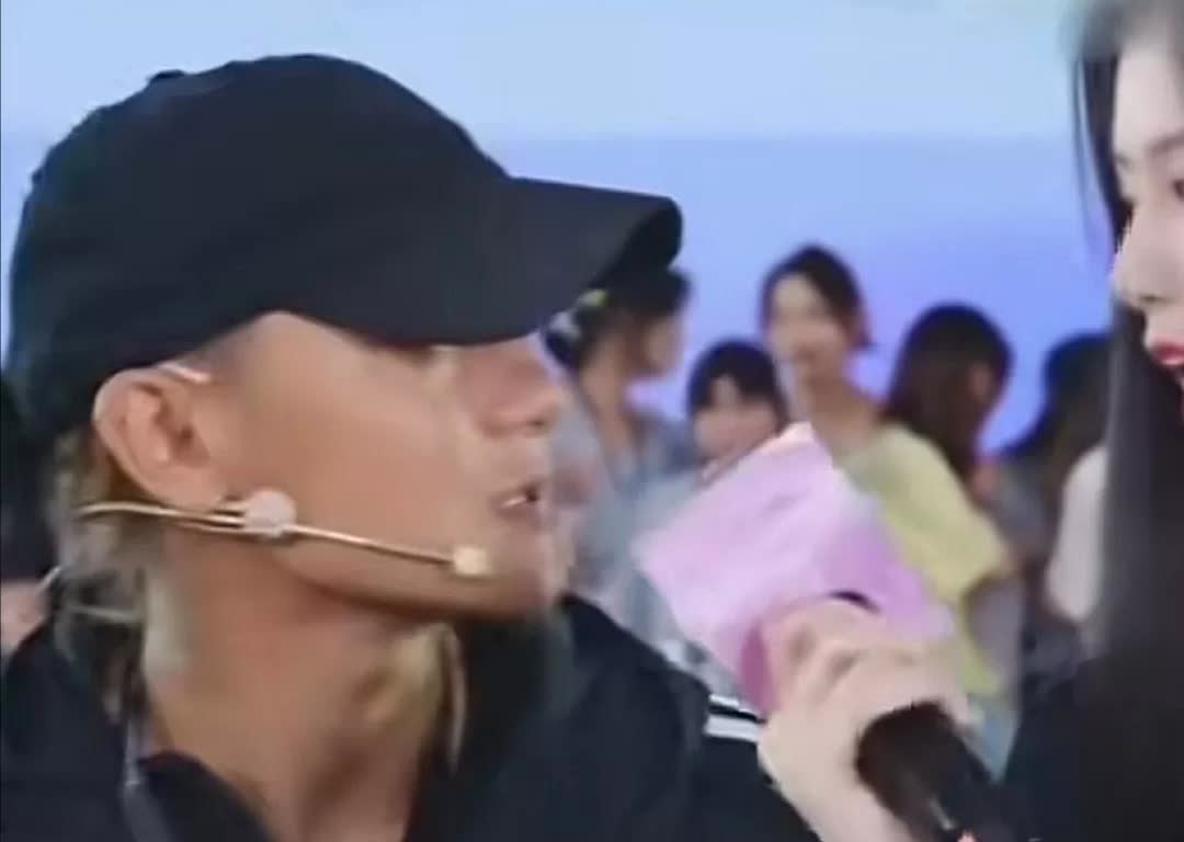 黄子韬在活动上两次说：徐艺洋有时月经量大流到地上，都是我给亲手擦掉。很多