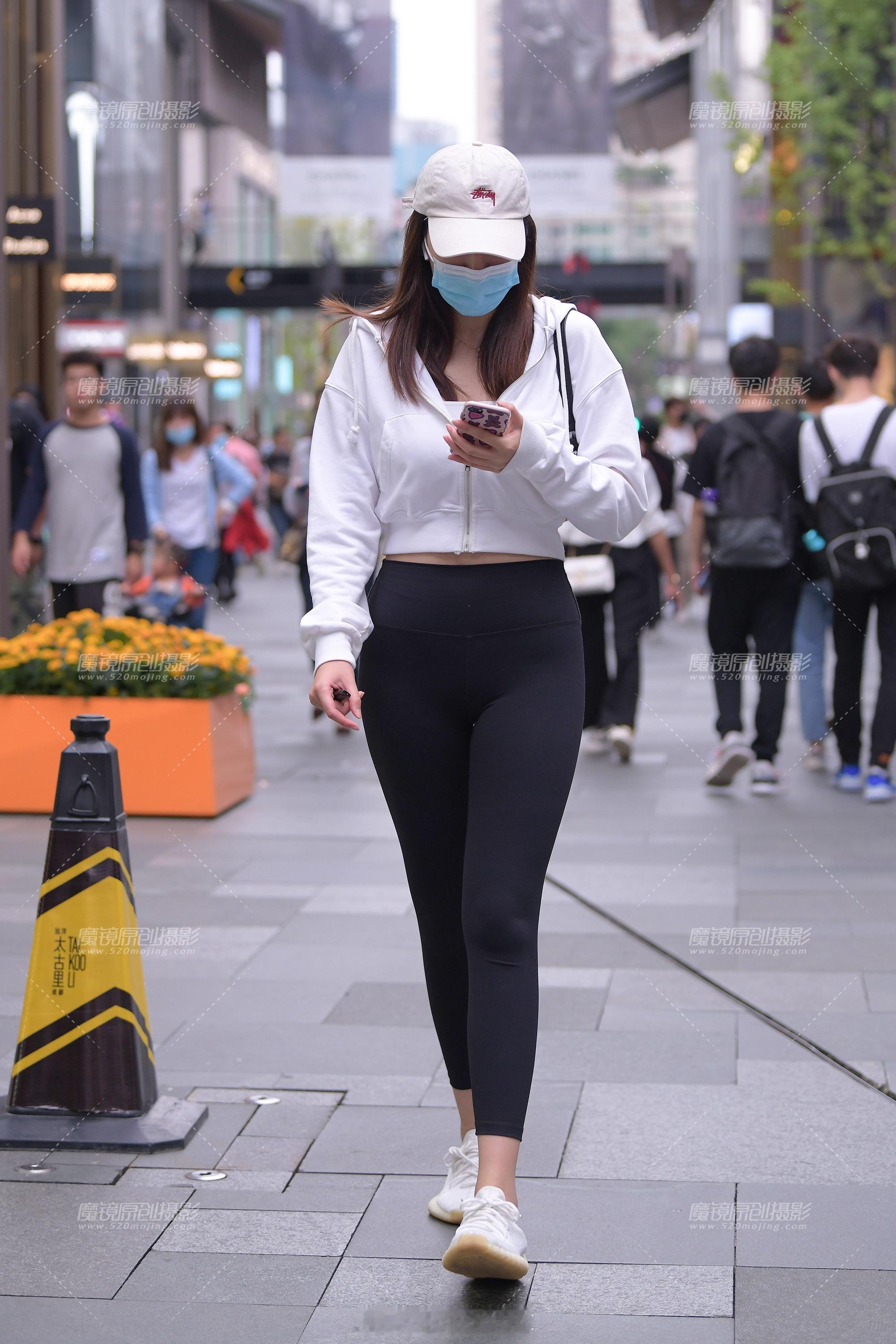 冬天我将不会再花精力搞穿搭冬天，瑜伽裤搭配卫衣，再来个棒球帽，好看不费事！