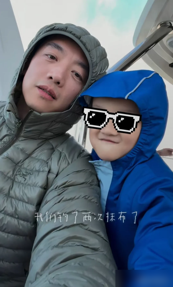 郑恺苗苗把工作全推了，跑温哥华租个房住了一个月，没带保姆，就为陪大闺女上个夏令营。两口子天天自己接送