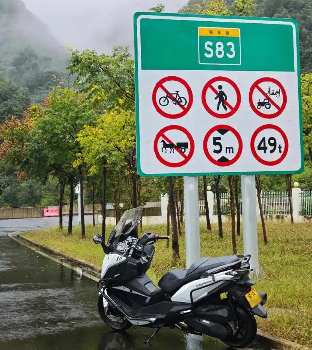 摩托车到底能不能上高速？利弊真相一次性说透很多摩友都纠结：摩托车到底该不该上