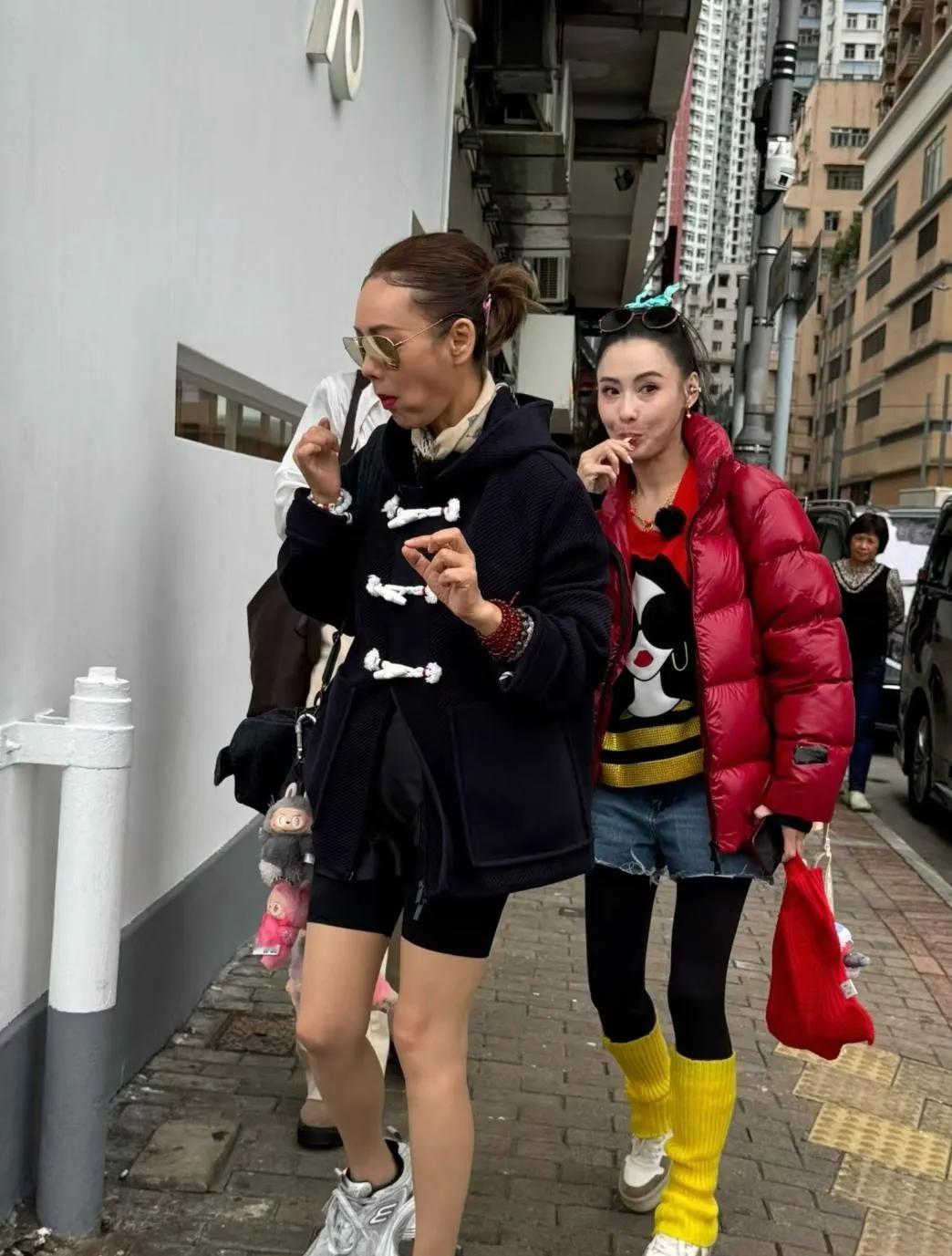张柏芝宁静香港街头同框，穿搭反差感拉满大冷天，张柏芝穿羽绒服配黄长袜，保暖