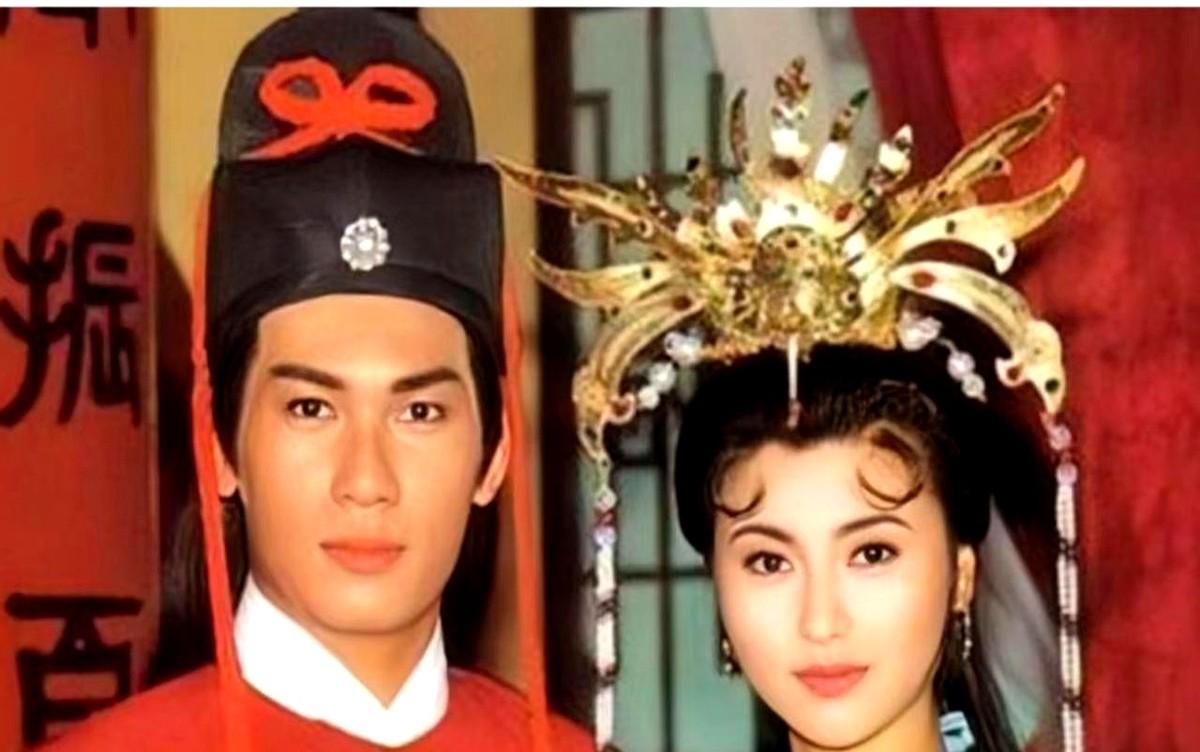 “小时候我想钻进电视，把皇帝一刀捅了，好让展昭带庞妃私奔。”——豆瓣这条高赞短评