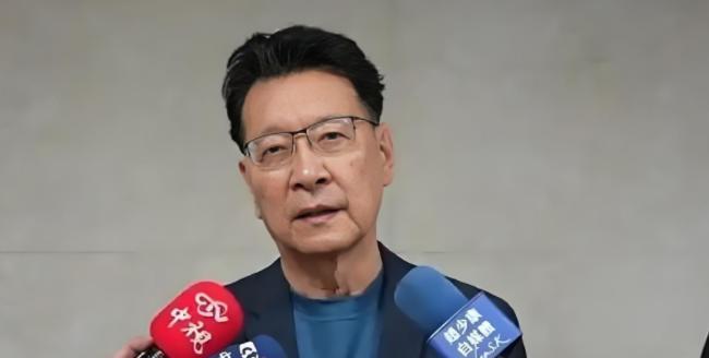 面对美国要抢走台湾一半芯片产业的勒索，赵少康向大陆发出了质问：“你们为什么不出来