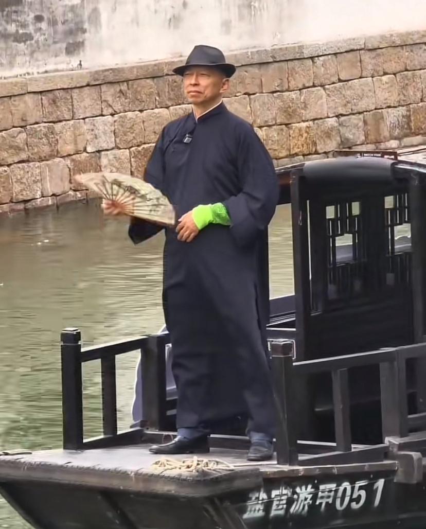 网友下手真是没有轻重。张朝阳明明扮的是正义凛然的“地下工作者”，没想到，随后被网