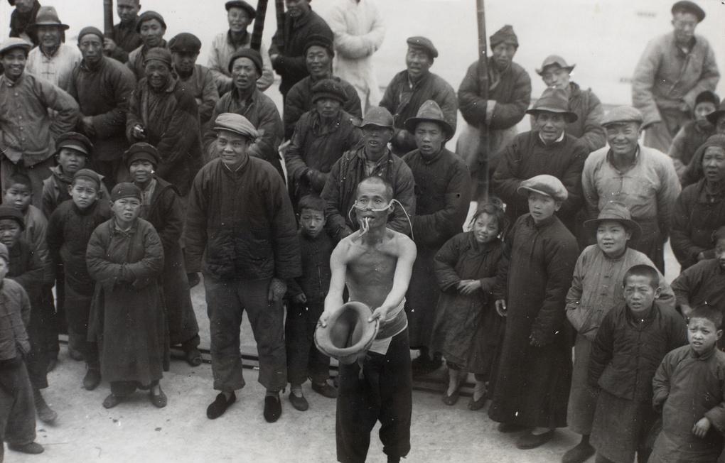 1930年，天津的冬天特别冷。在一艘轮船上，一名男子忽然脱下上衣，伸出手里的毡帽