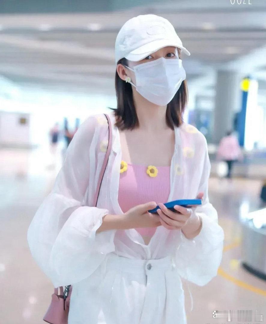 李沁这套穿搭真的很出彩，清新耐看又自在舒服，和她本身的气质完美契合。​​​