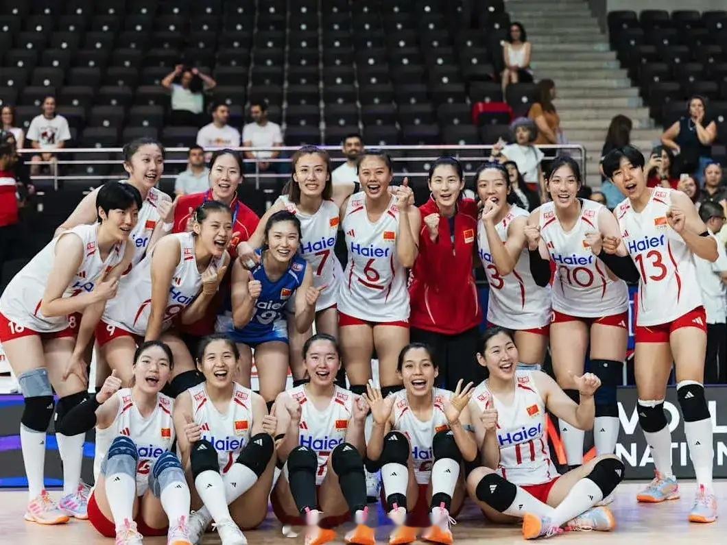 中国女排1-3巴西女排，为中国女排姑娘打分如下:1.唐欣7.5分进攻效率队内最佳