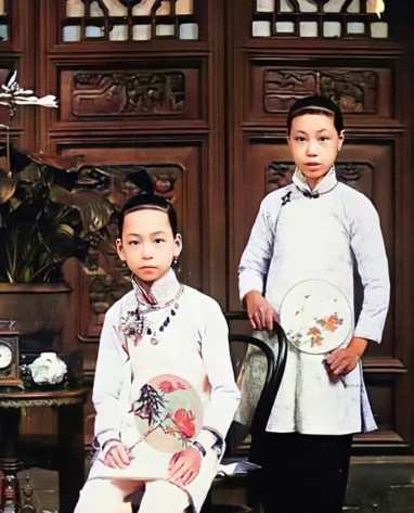看小团圆就知道，张爱玲母亲爱她但不多。因为张爱玲在香港，都没什么钱，暑假舔着脸蹭