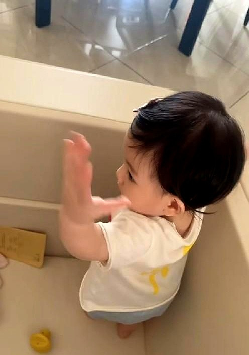 郭富城深圳演唱会刚开完，方媛转头就晒出十个月大的小女儿扶着护栏跳鲨鱼舞，这三个千金的节奏感，简直神了