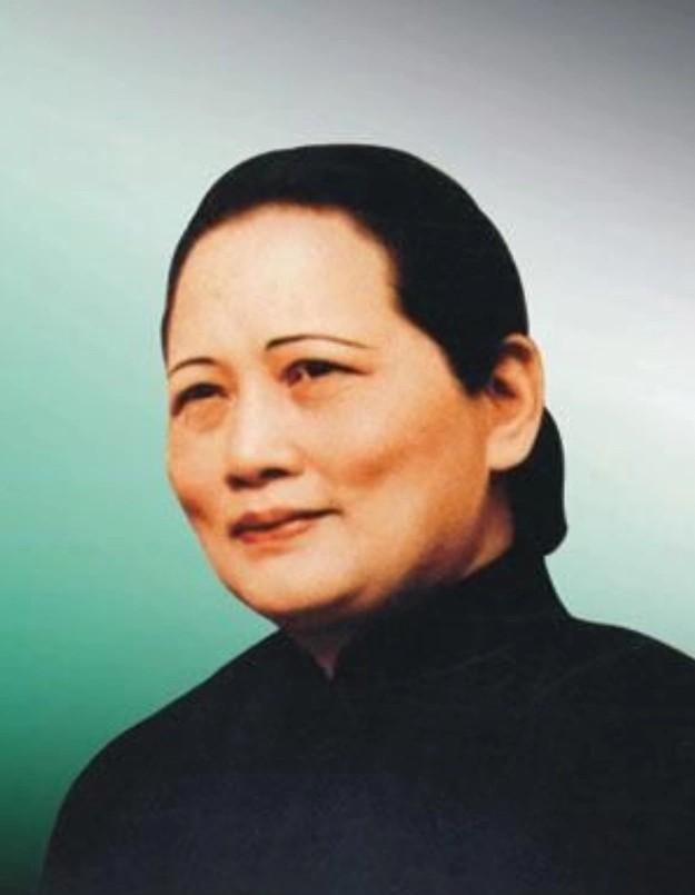 1975年，周总理病重，急需鸽子蛋，市面却难以寻觅。赵炜向邓颖超提议：“宋庆龄家