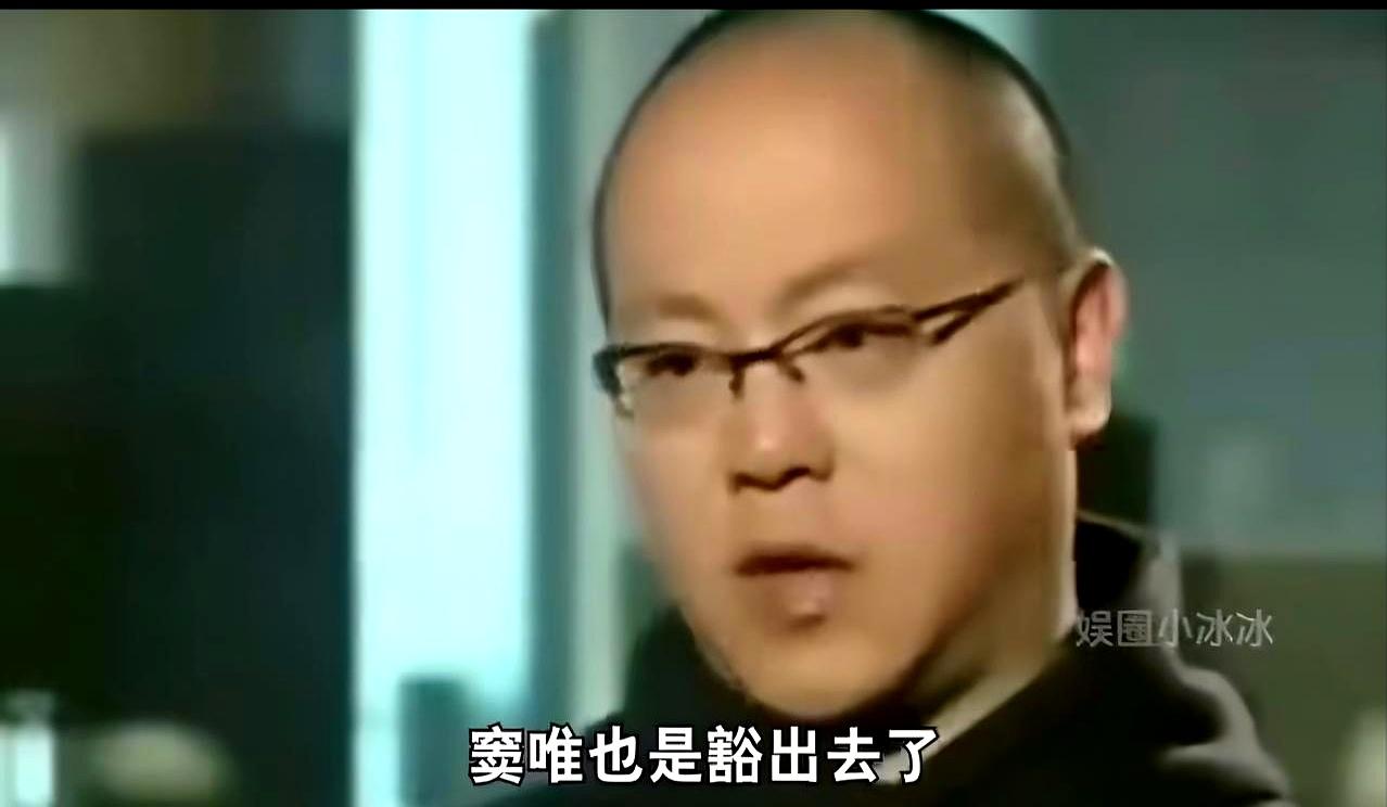 这场面，编剧都不敢这么写。窦靖童在上海开唱，台下坐着的、台上站着的，凑齐了“三