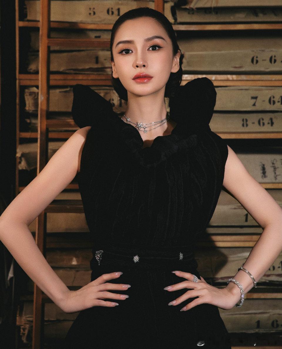Angelababy带小海绵参加巴黎时装周带娃工作也很有意思，绵哥好可爱呀，一秒