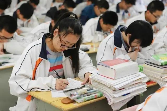 高考数学炸上热搜，但我劝你们别急着骂出题人昨天数学考完，我朋友圈里三种人：
