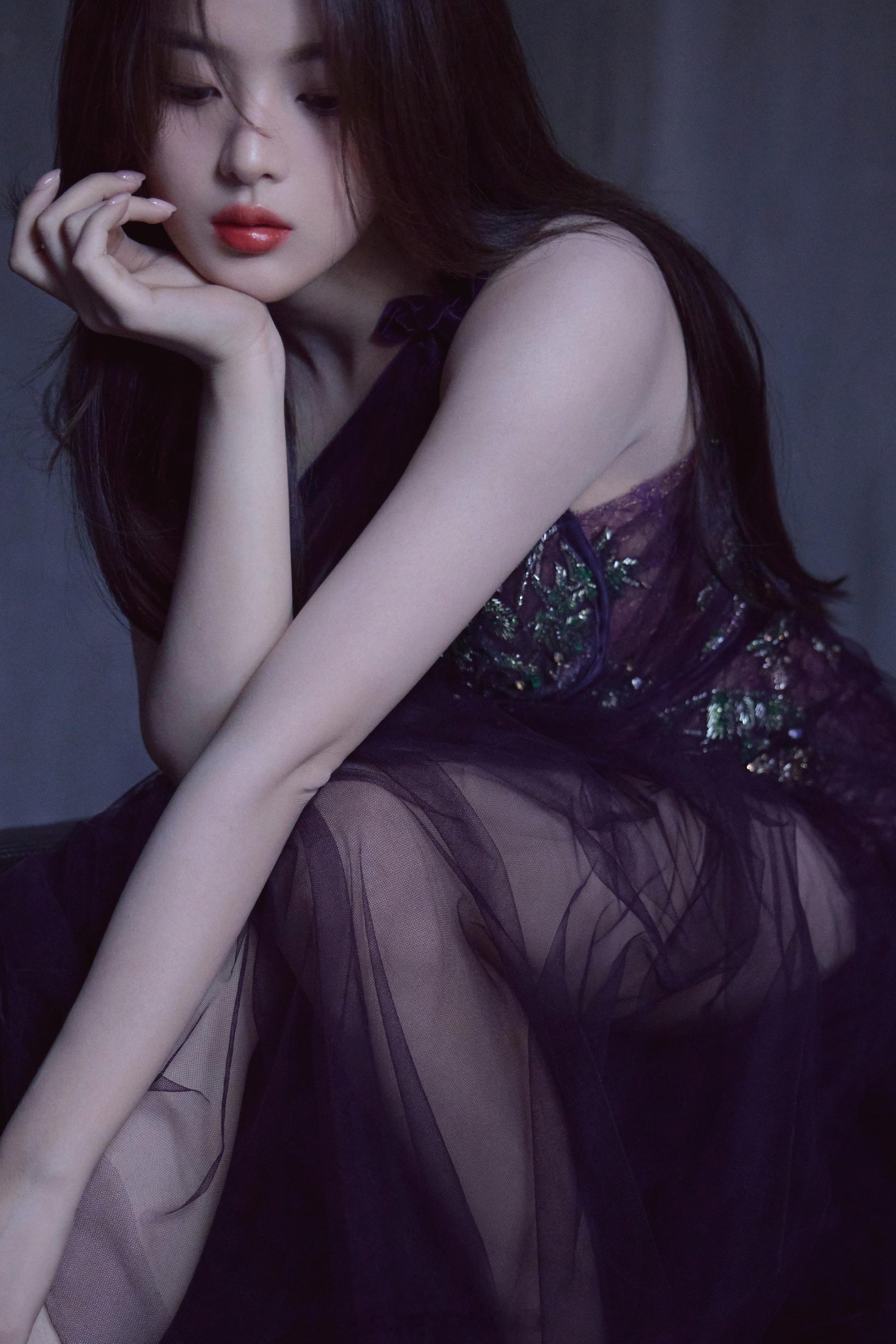 杨超越红唇黑纱裙尽显温柔浪漫