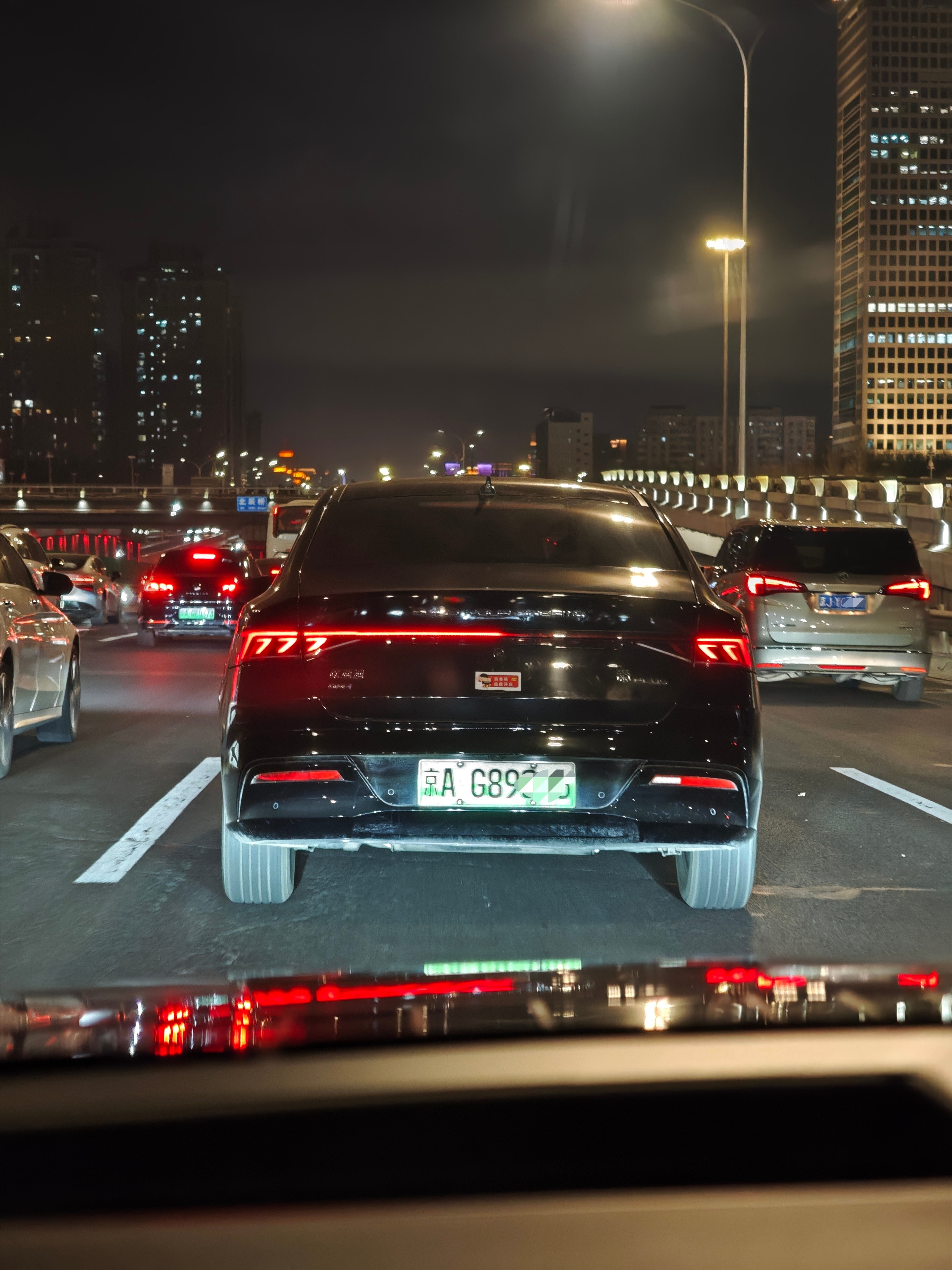 一路上碰到两台比亚迪的尾灯都是坏了一半