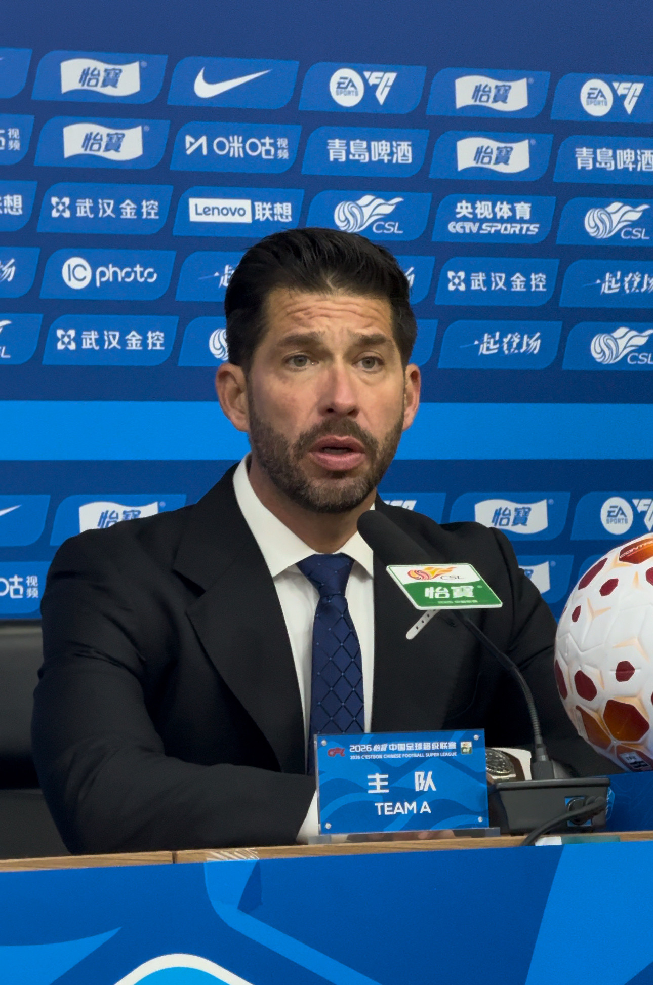 武汉三镇莫拉出席赛前新闻发布会～“刘奕鸣和绍尔现在的情况是具备出场条件的，这