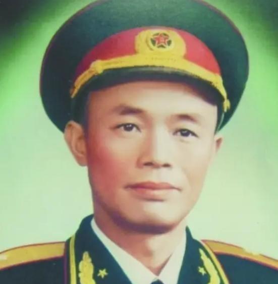 1984年，开国少将钟伟病重。黄克诚去医院看望他，问：“你老家没什么人了吧”。钟