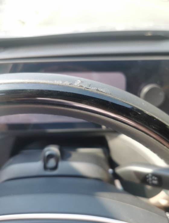 小鹏的品控真的差，去年7月买的，今年爆皮了，大家自己看吧