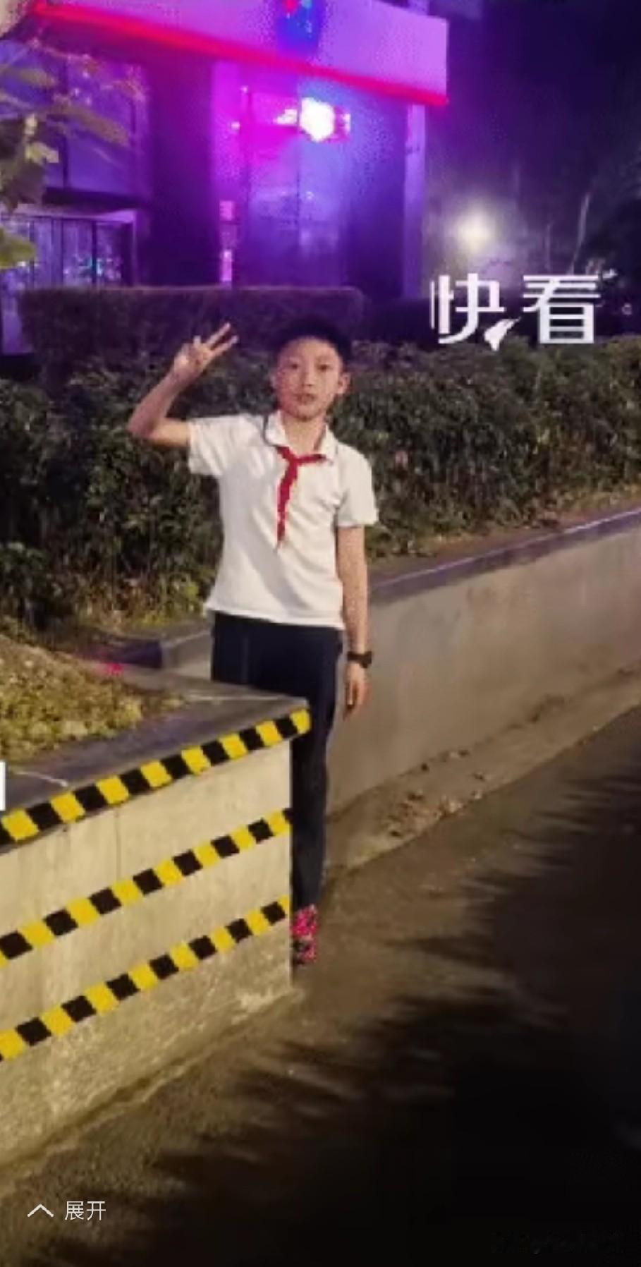 5月12日，南京，一小学生发现，路边绿化带有个凸出的石墩，本是为保护大树，但天黑