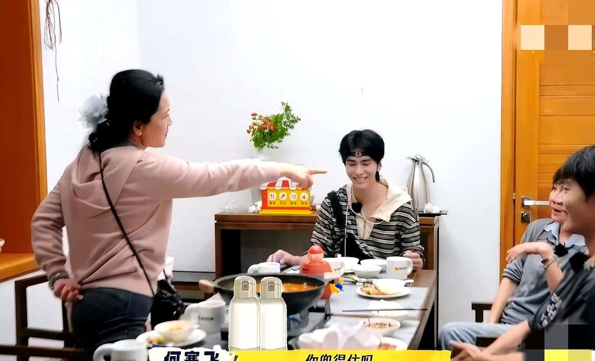 何赛飞一开口，刘嘉玲直接愣住。这哪是玩游戏，分明是高手过招。三小时播放破两千