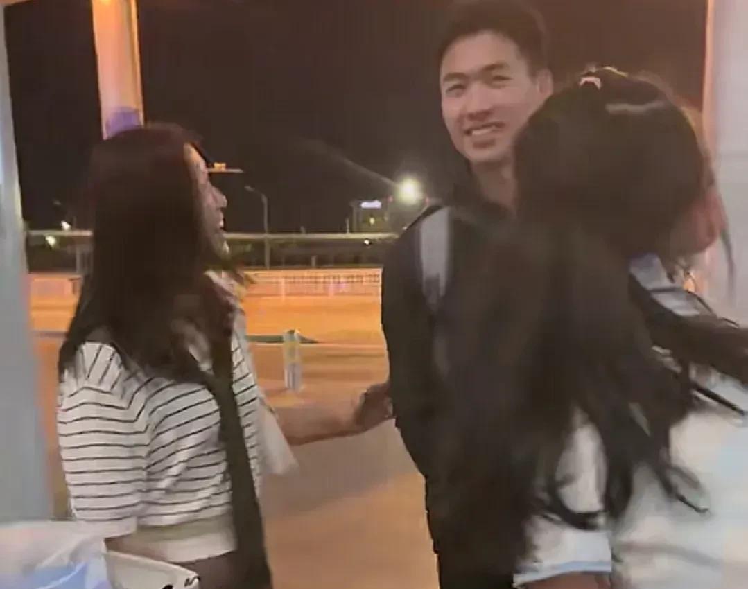 浩男妈，带着大妹到北京去玩，浩男不放心委托两个战友陪家人玩。他自己没时间，两个战