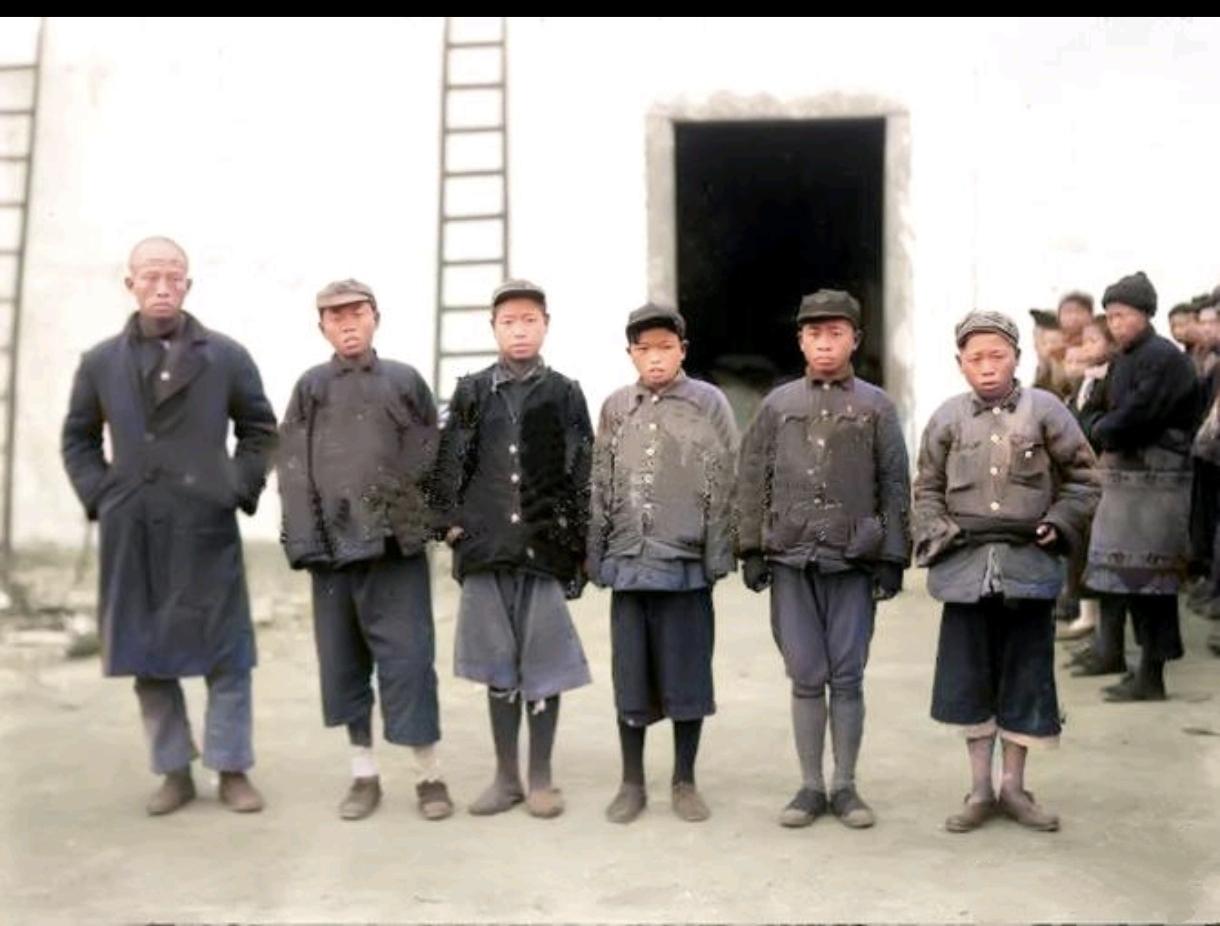 1933年第五次反“围剿”期间不幸被俘的6位红军人员：排头是一位年长的红军干部，