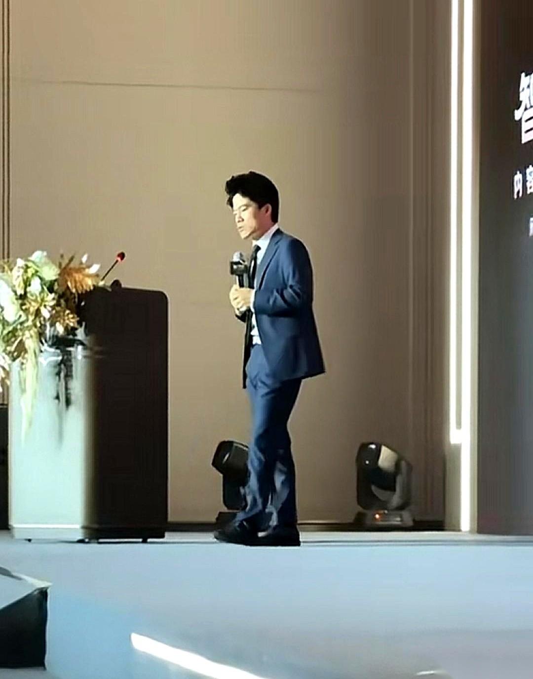 我真的，有时候会被一些事情给魔幻到。董宇辉人在厦门一个酒店里，开个小范围的闭门