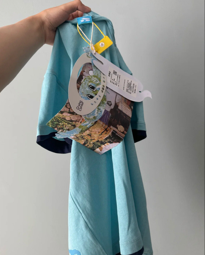 巨型吊牌防退货这话题词完美演绎了社交平台为何如此多「虚空索敌」和「偷换概念」。