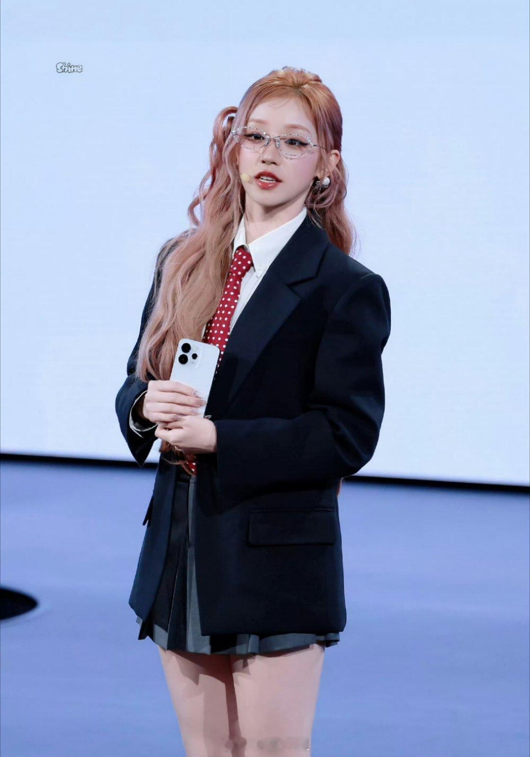 哇哦，宋雨琦的麻辣教师造型来了，一起认真听讲听一听、看一看宋老师准备给我们表演什