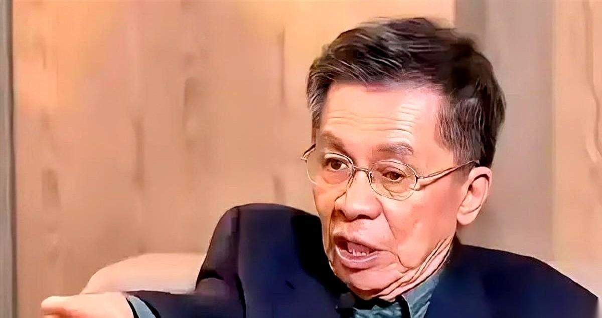 昨晚的节目现场，镜头正对着赵少康。沈富雄突然一字一顿地开腔：“你不蓝不白、不红