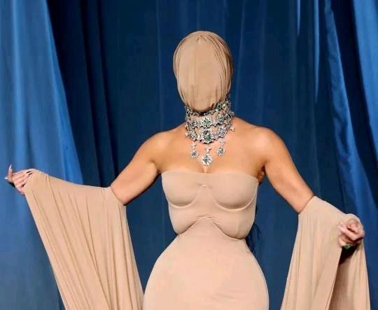 一眼以为是胸下垂,再看是腰被勒出三层肉,细看——肋骨都快当腰线用了。现在有人真