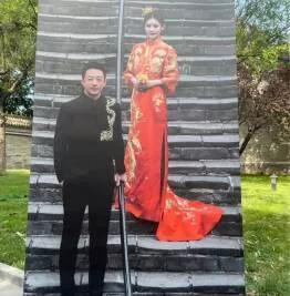 看了小飞和小梅的结婚照我做摄影师的朋友问我给他俩拍照的是大曲线的粉丝吧？看