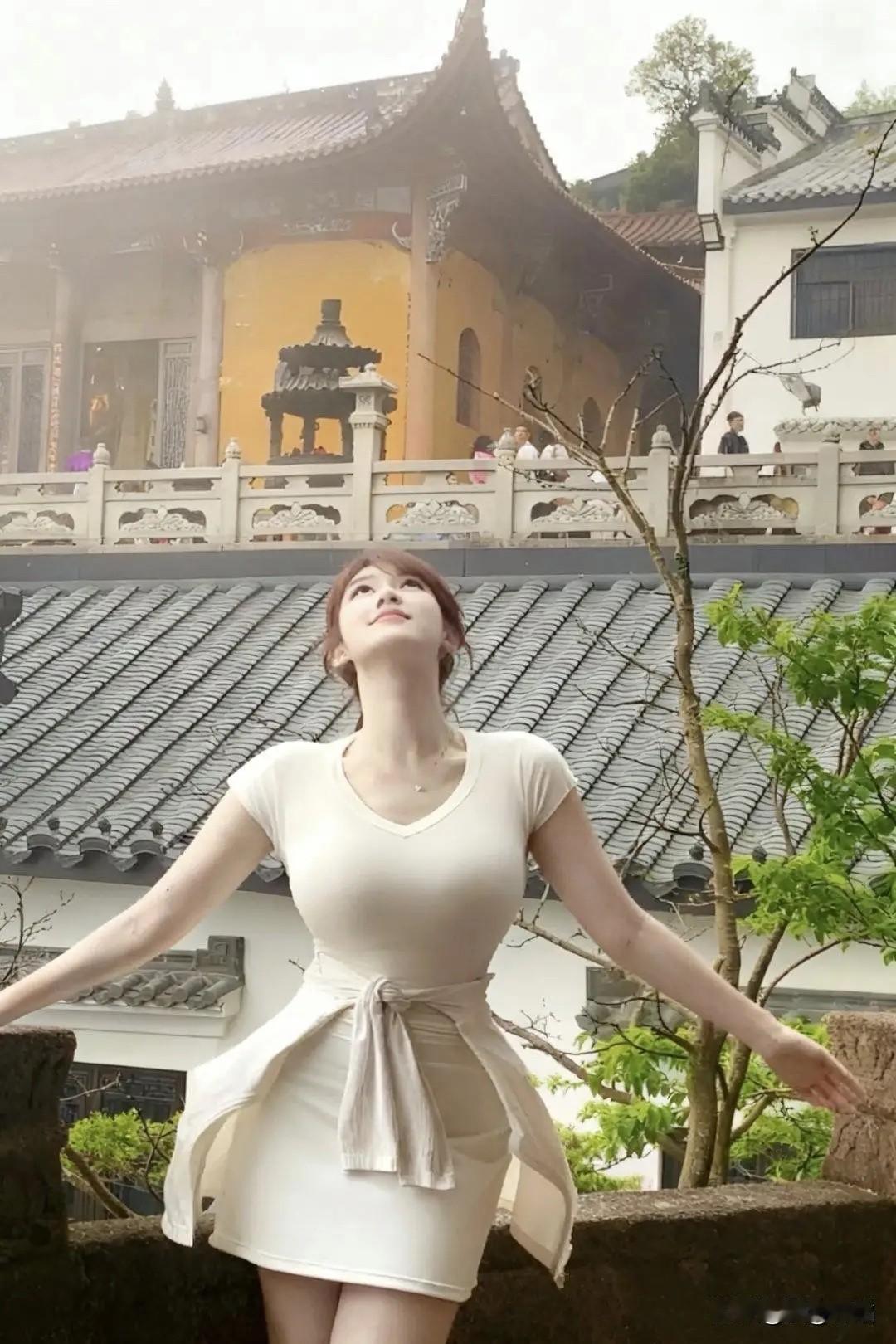 七绝《江南行》黛瓦青檐映浅塘，佳人漫步趁晴光。柔风拂过乌桕树，一缕荷香