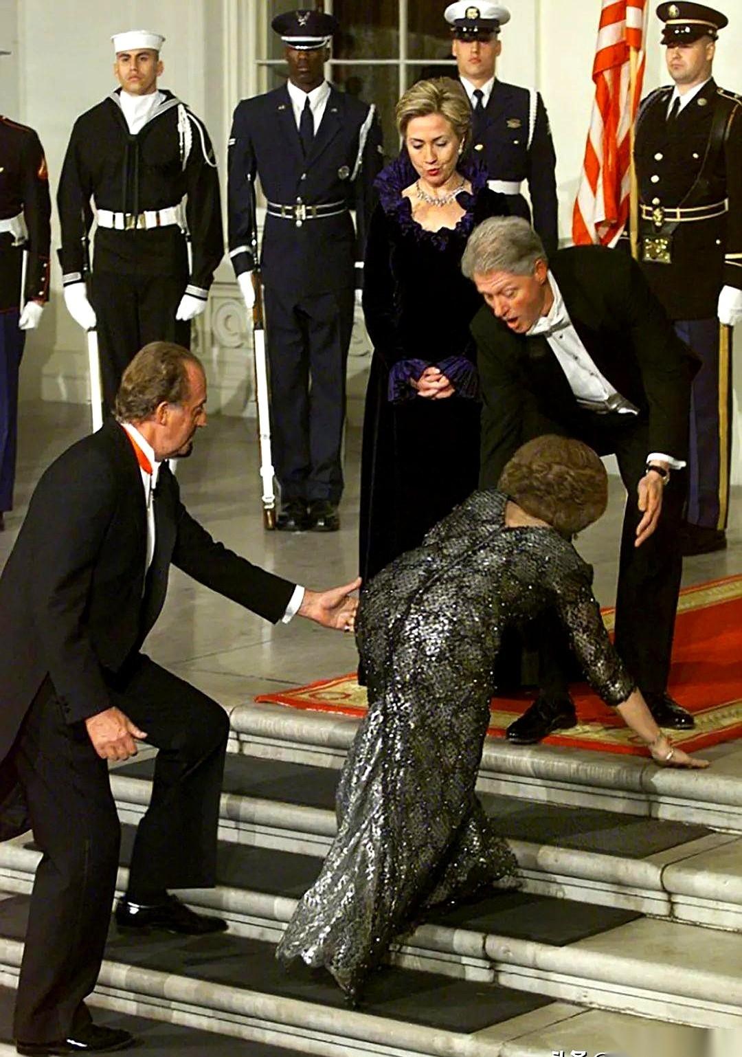 有张照片一直被翻出来说事儿。镜头里四个人，一张脸一个表情，凑一块儿简直就是一出