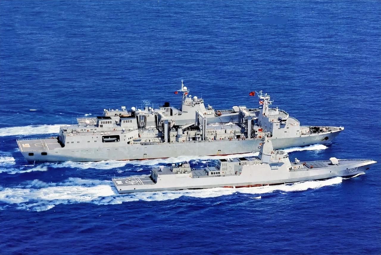 如果不仔细看，以为只有055型导弹驱逐舰无锡舰（舷号104）和901型综合补给舰