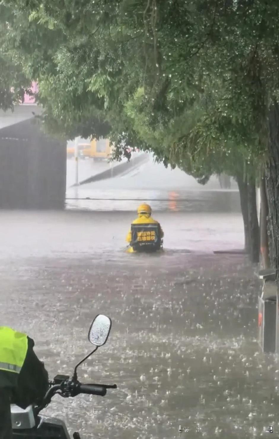 乌鲁木齐暴雨天气，路面积水严重，外卖小哥坚持淌水送外卖。这水看着已经淹没电