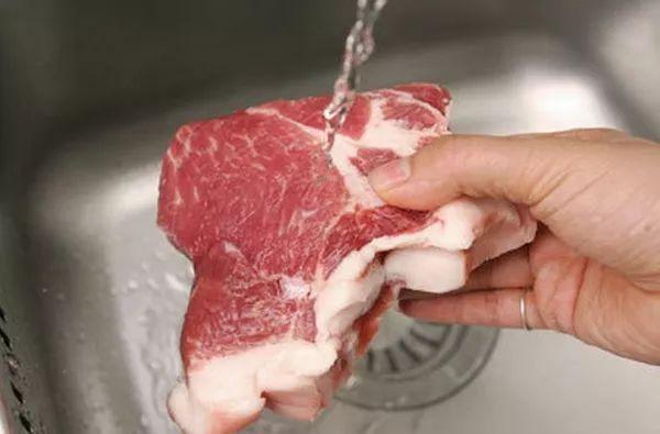 猪肉不能用清水洗, 可惜多数人都做错! 1绝招让脏东西自己跑出来