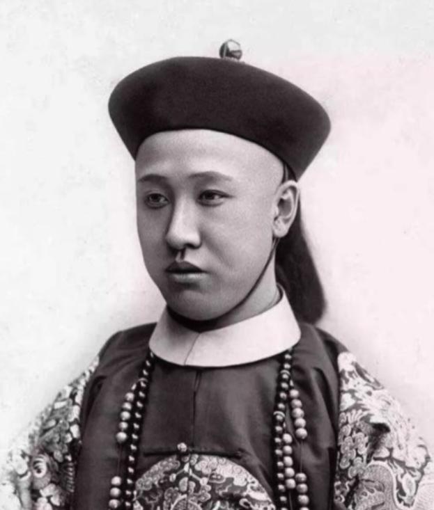 1950年，67岁的清朝摄政王载沣，以90万斤小米的价格，卖掉了醇亲王府。四儿子