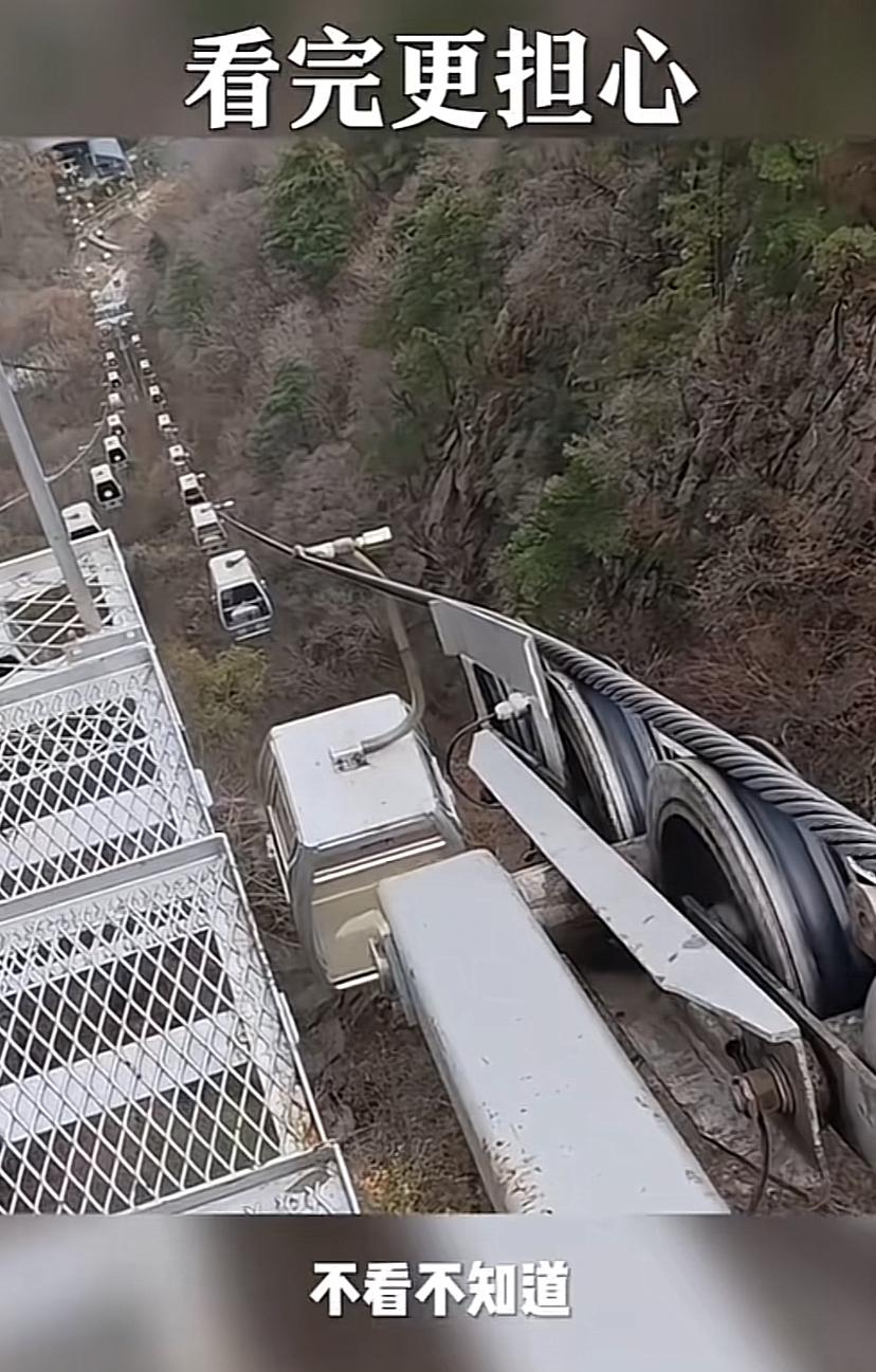 不看不知道，看完更吓人！缆车和钢索的连接方式原来是通过弹簧扣上去！这也证明了