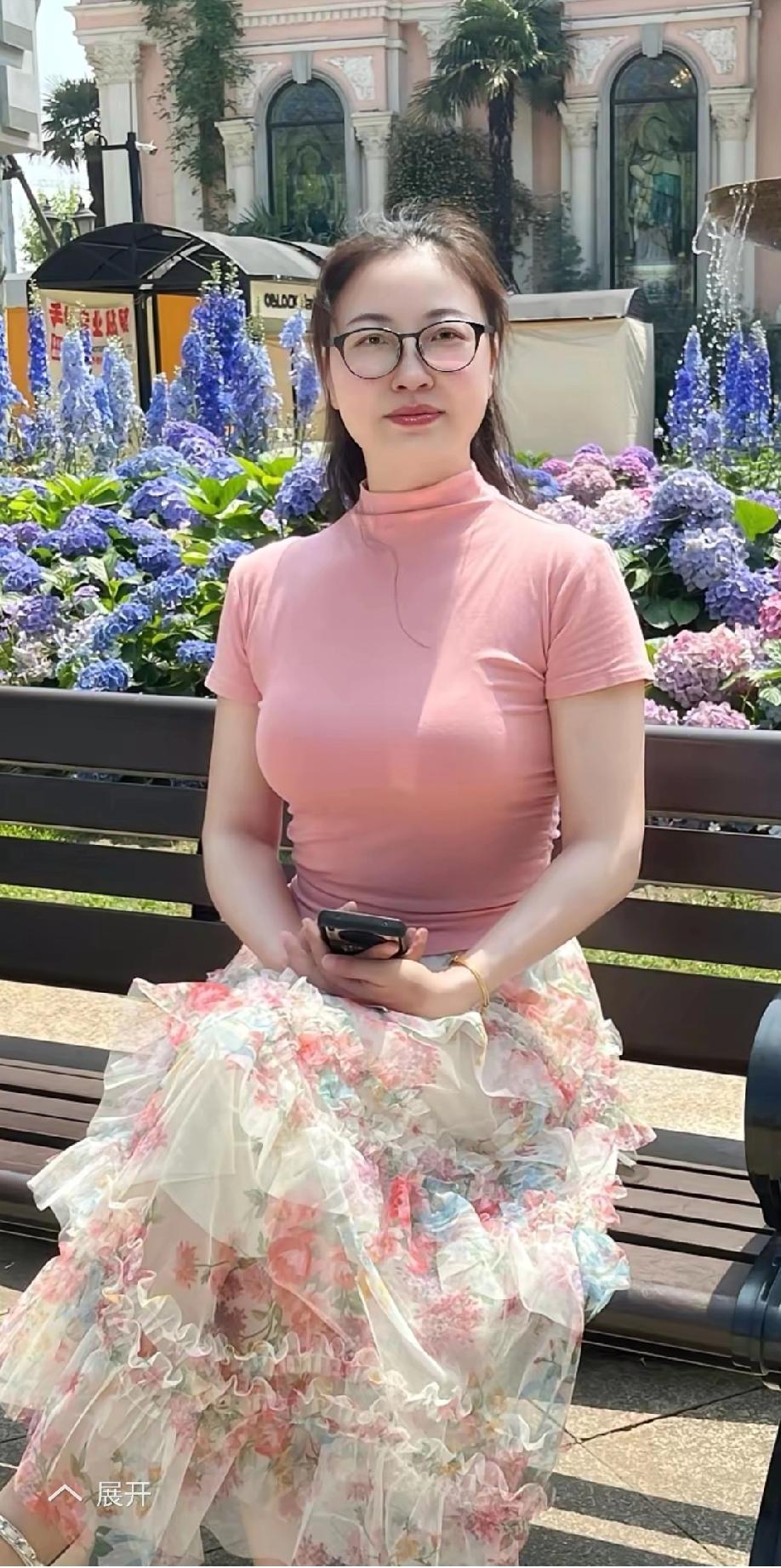 粉色高领衫搭配花卉裙，坐在公园长椅上，享受美好时光。🌸💕