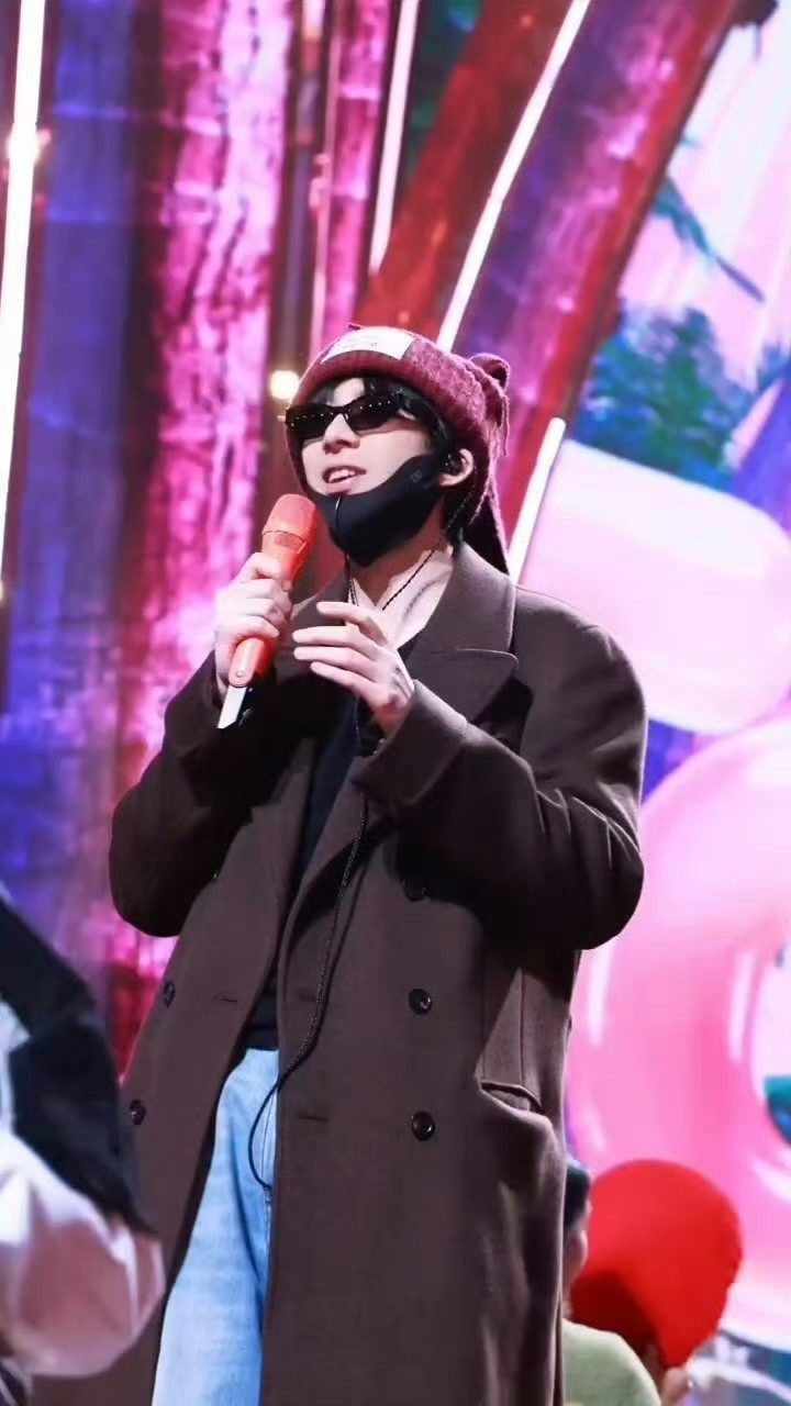 刘宇宁小年夜彩排照今晚就能看到刘宇宁唱《扑通扑通》啦🤤小年夜彩排照也是一绝小狗