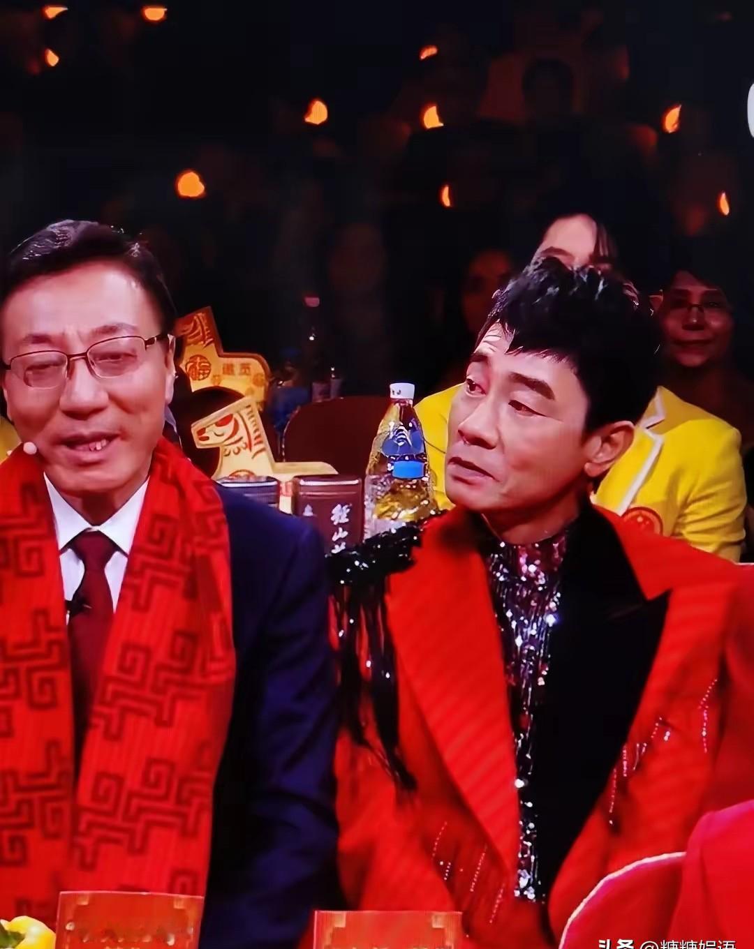 59岁陈小春当众落泪，只因一句话！谁能想到，这个狠角色竟被“粮食充足”四个字，