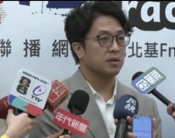 沈伯洋回应发型老鼠面膜三件套，治城市不行，治脸蛋挺行。徐巧芯前几天酸沈伯洋