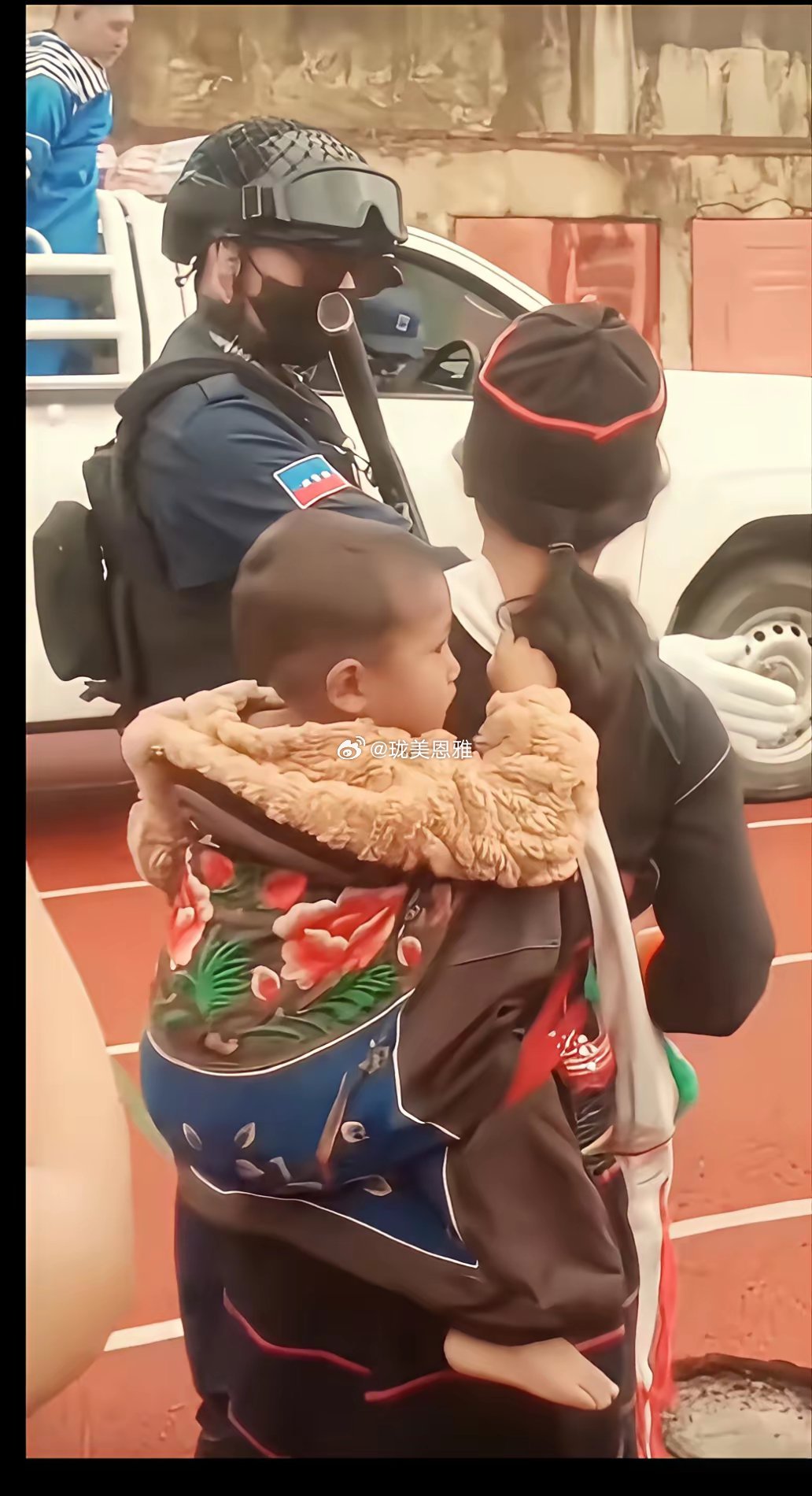 你们看，他们也怕死被执行死刑前，与家人见面也有不舍的眼神唉！何必当初干坏事！
