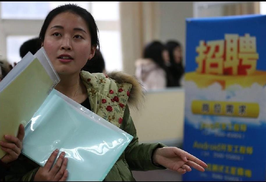 昨天中午吃生日酒宴，边上一位近五十岁的女人是小姨子的闺蜜，以前也和她打过几次麻将