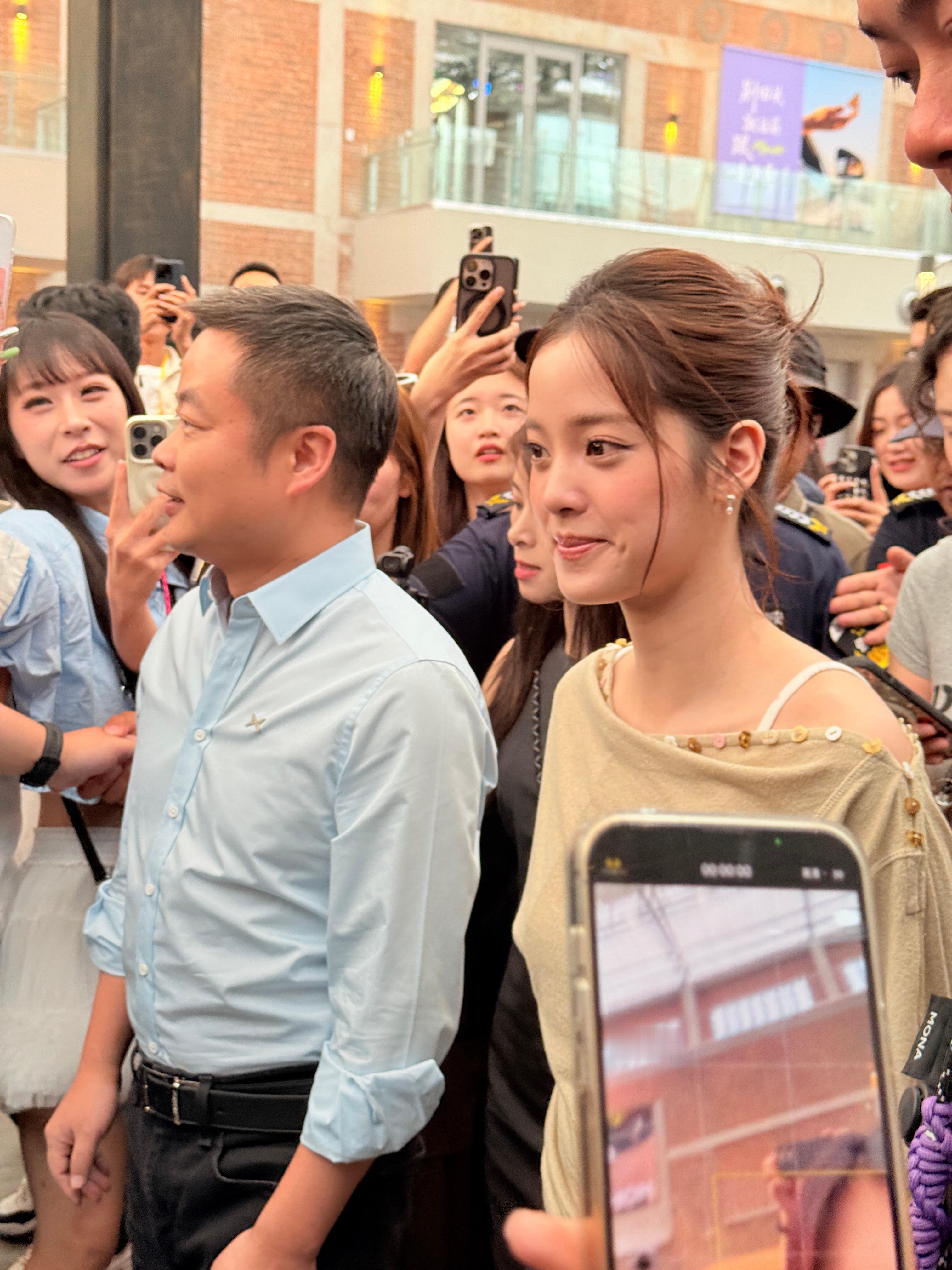 小鹏MONA发布会太会玩了欧阳娜娜来发布会现场了🥺“贴脸过”的近距离看到欧阳娜