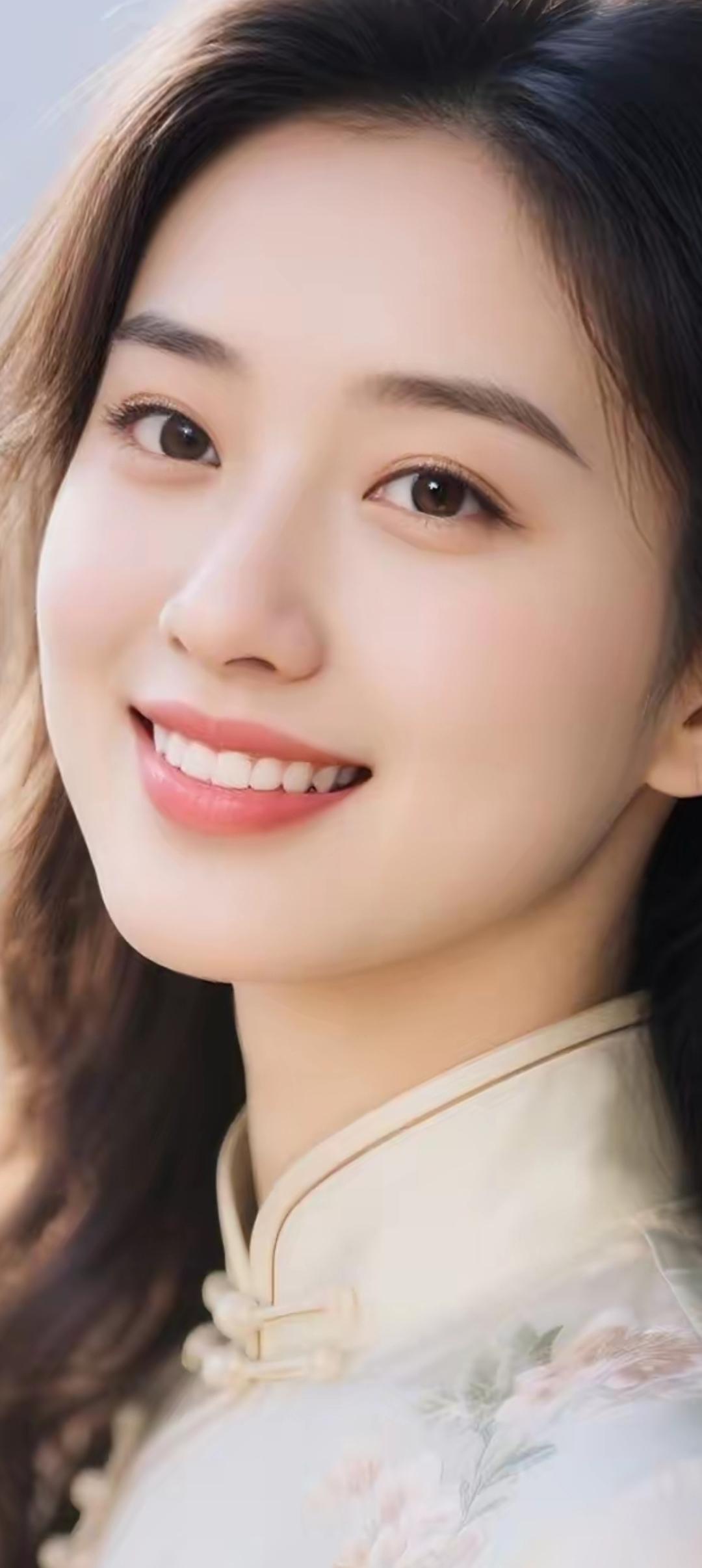 温柔甜美的微笑，古典优雅的旗袍，尽显东方女性的魅力。