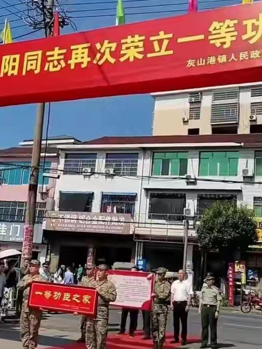 一等功喜报送到军人家中，刚进客厅就被震住了！网友：进门就想立正不是挂了几幅字
