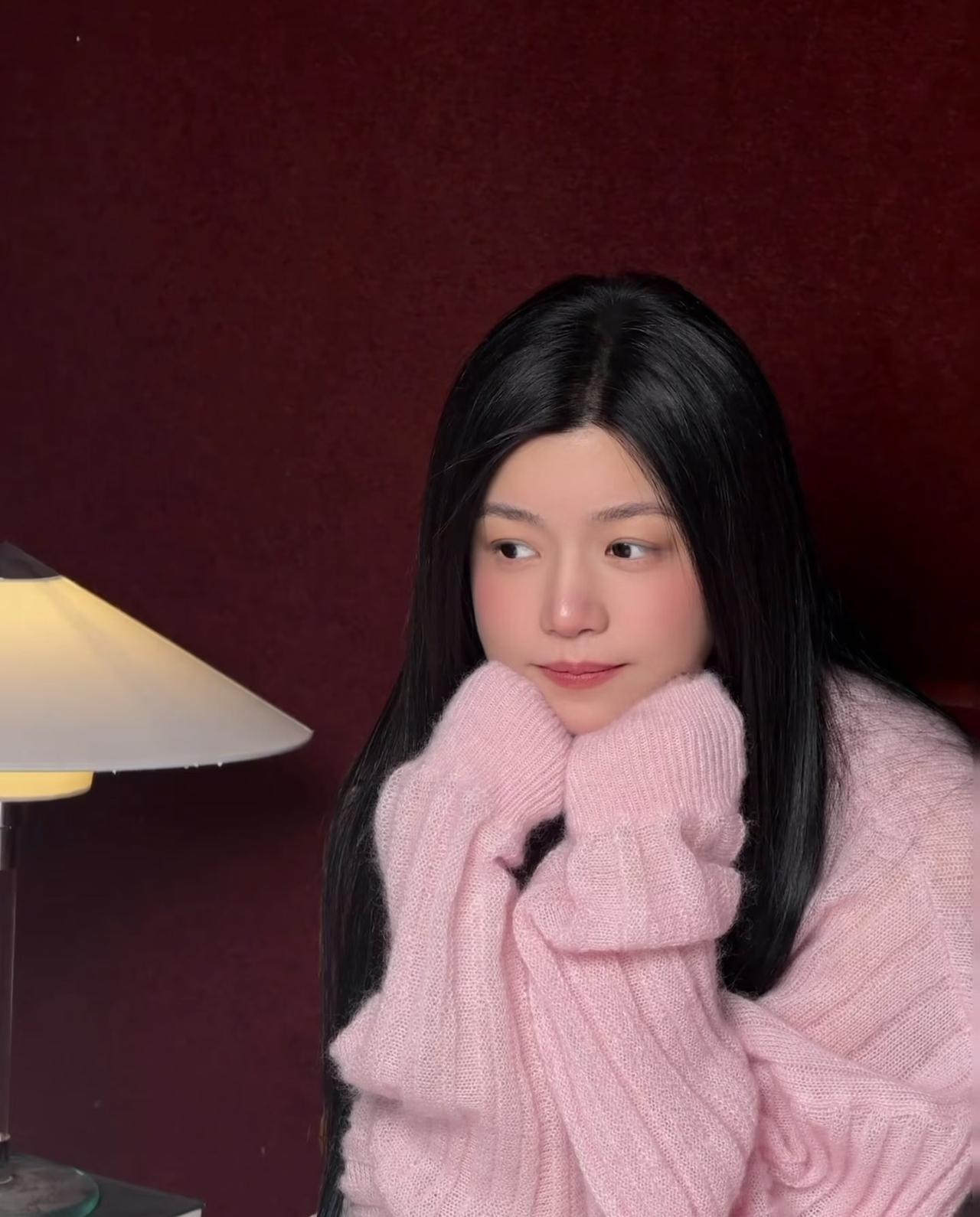 陈妍希的颜值被假发给耽误了，虽然陈妍希已经42岁了，但她真的长得很年轻，皮肤白气